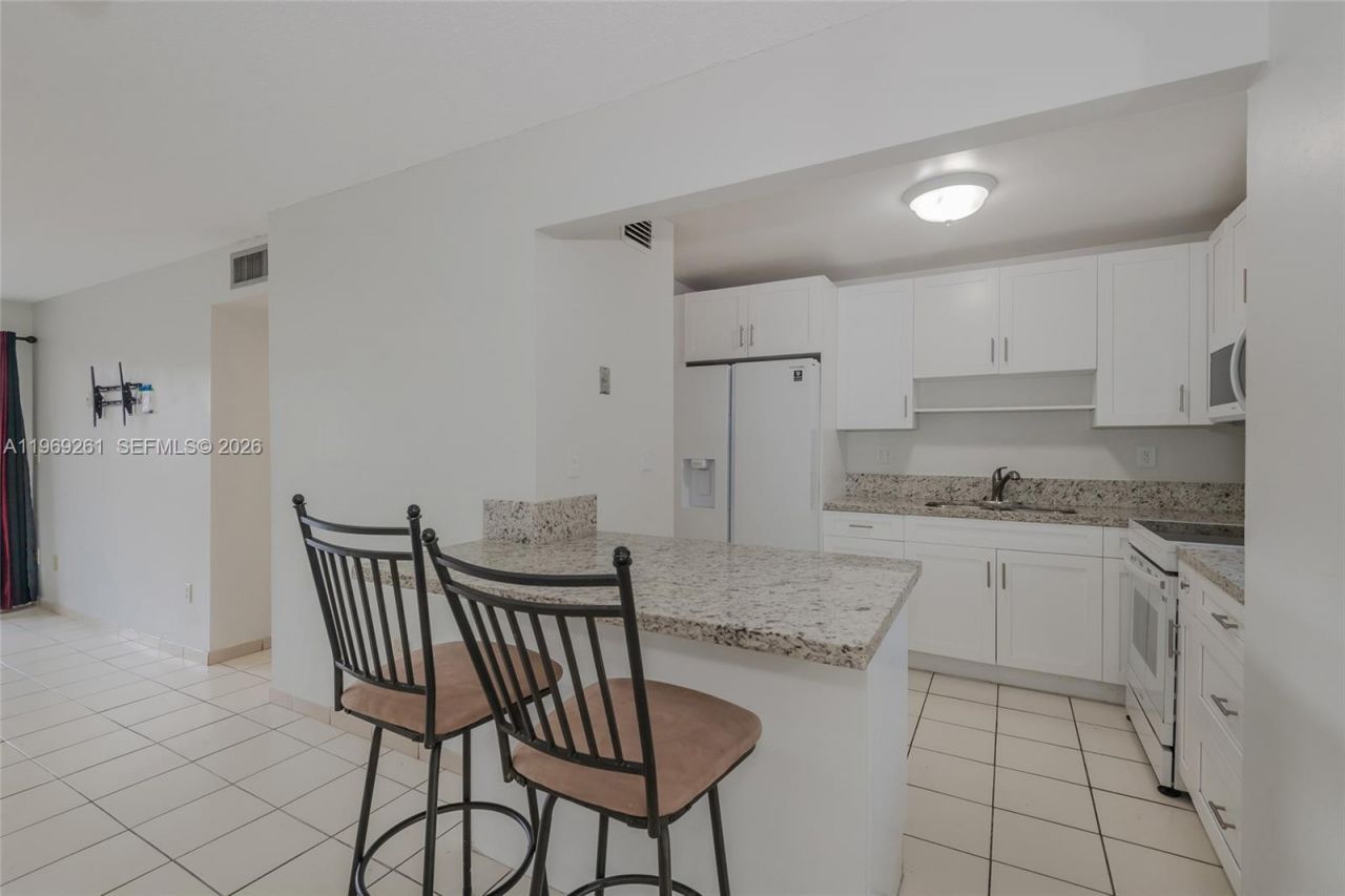 9150 Fontainebleau Blvd, Unit 402, Miami, FL 33172 Photo