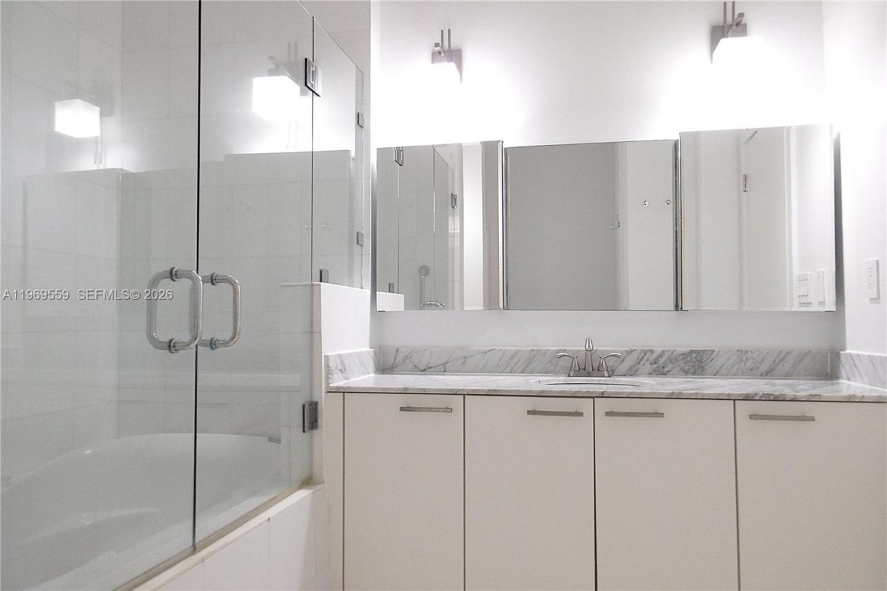 2001 Meridian Ave, Unit 525+DEN, Miami Beach, FL 33139 Photo