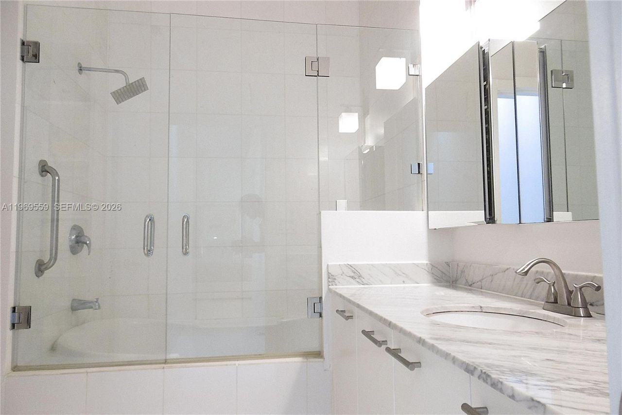 2001 Meridian Ave, Unit 525+DEN, Miami Beach, FL 33139 Photo