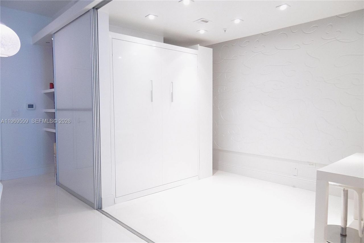 2001 Meridian Ave, Unit 525+DEN, Miami Beach, FL 33139 Photo