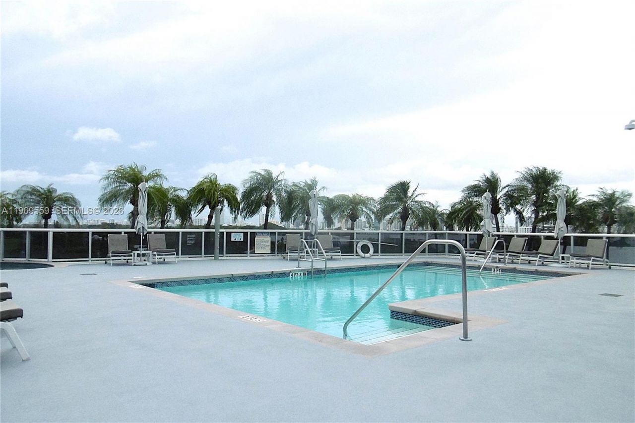 2001 Meridian Ave, Unit 525+DEN, Miami Beach, FL 33139 Photo