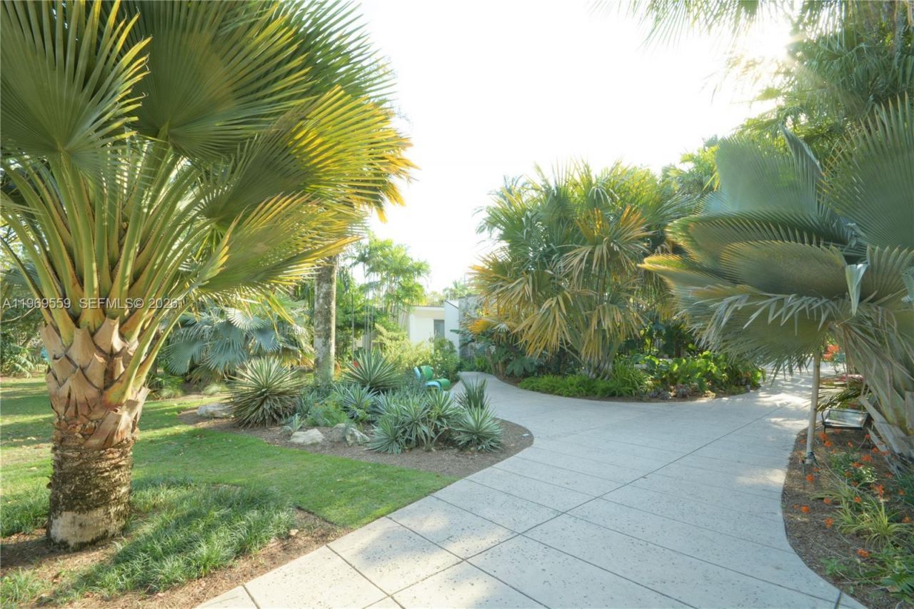 2001 Meridian Ave, Unit 525+DEN, Miami Beach, FL 33139 Photo