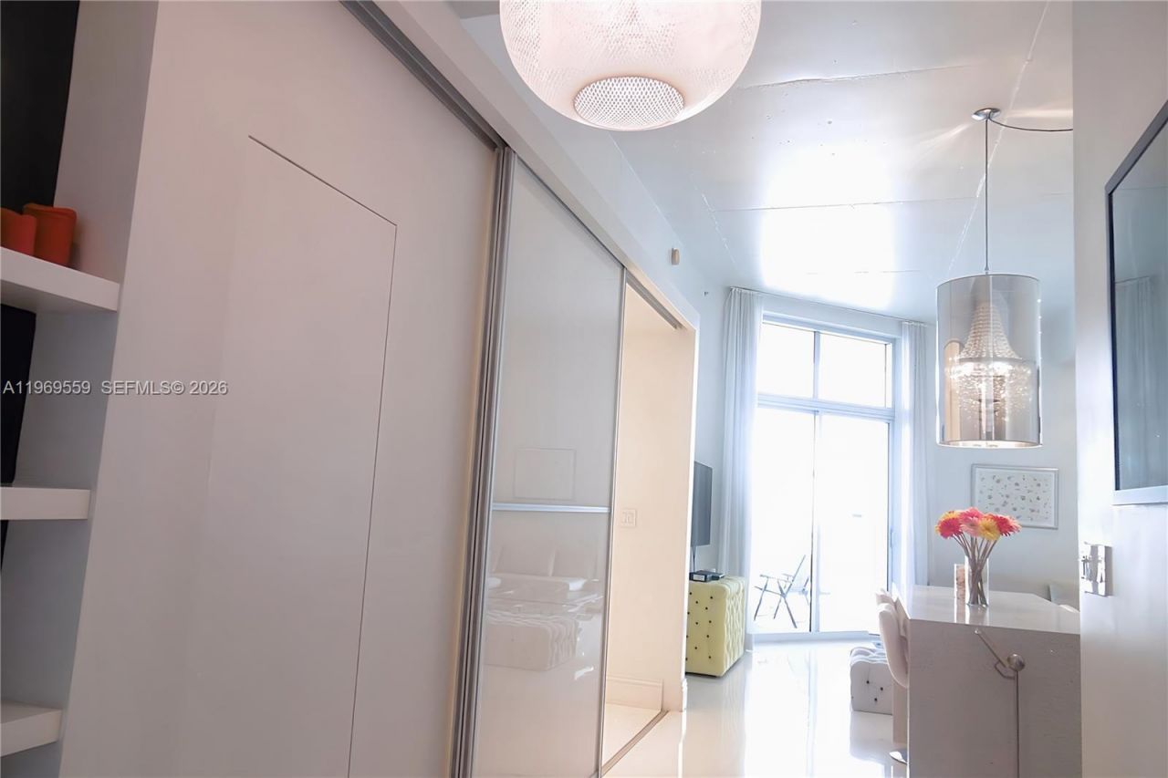 2001 Meridian Ave, Unit 525+DEN, Miami Beach, FL 33139 Photo