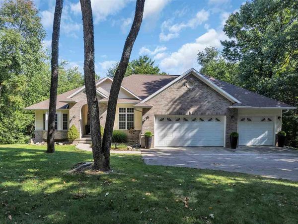 2722 NW Royal Oaks Dr, Swisher, IA 52338