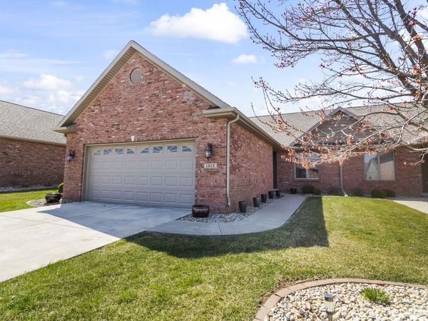 1915 Dunraven Road, Bloomington, IL 61704