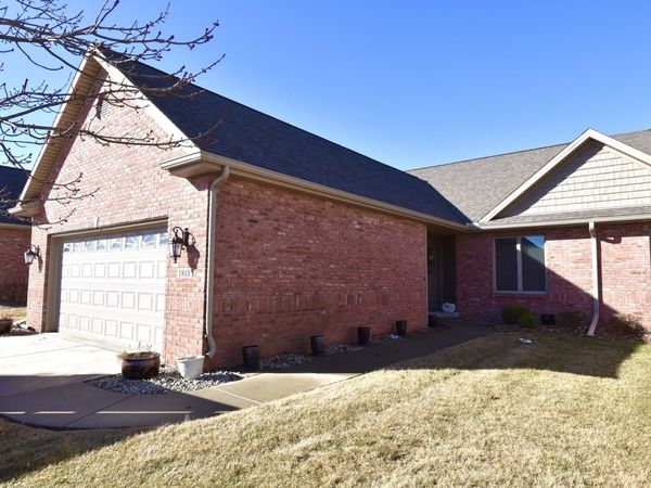 1915 Dunraven Road, Bloomington, IL 61704