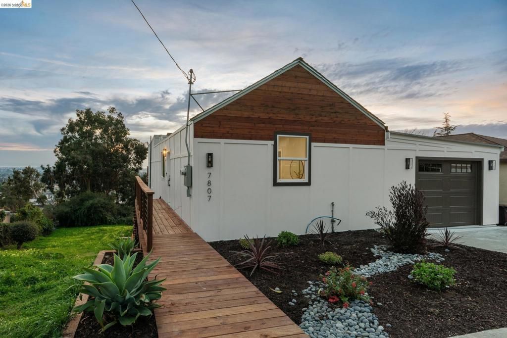 7807 Outlook Ave, Oakland, CA 94605 Main Photo