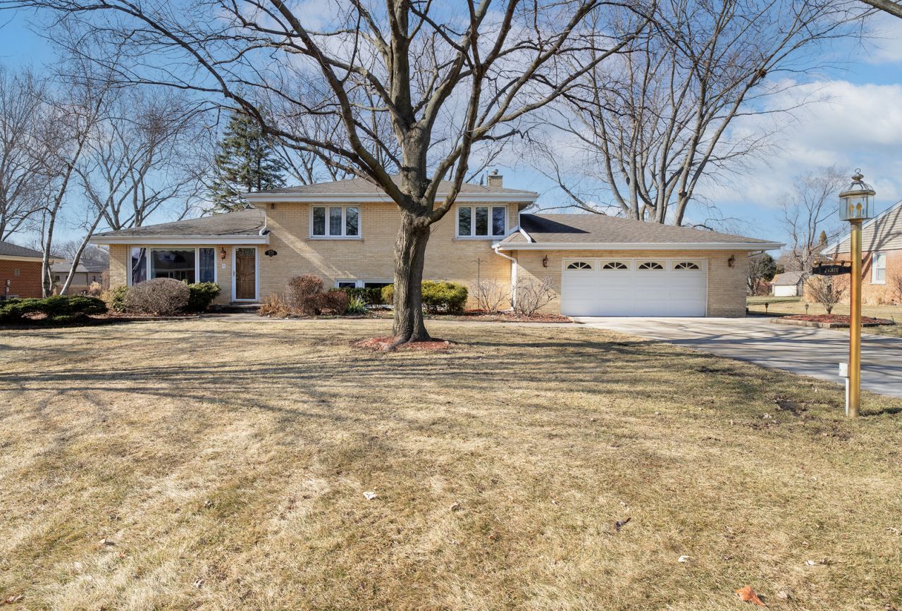 570 Woodview Avenue, Elk Grove Village, IL 60007 Main Photo