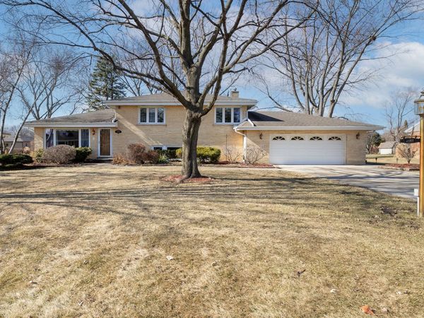 570 Woodview Avenue, Elk Grove Village, IL 60007
