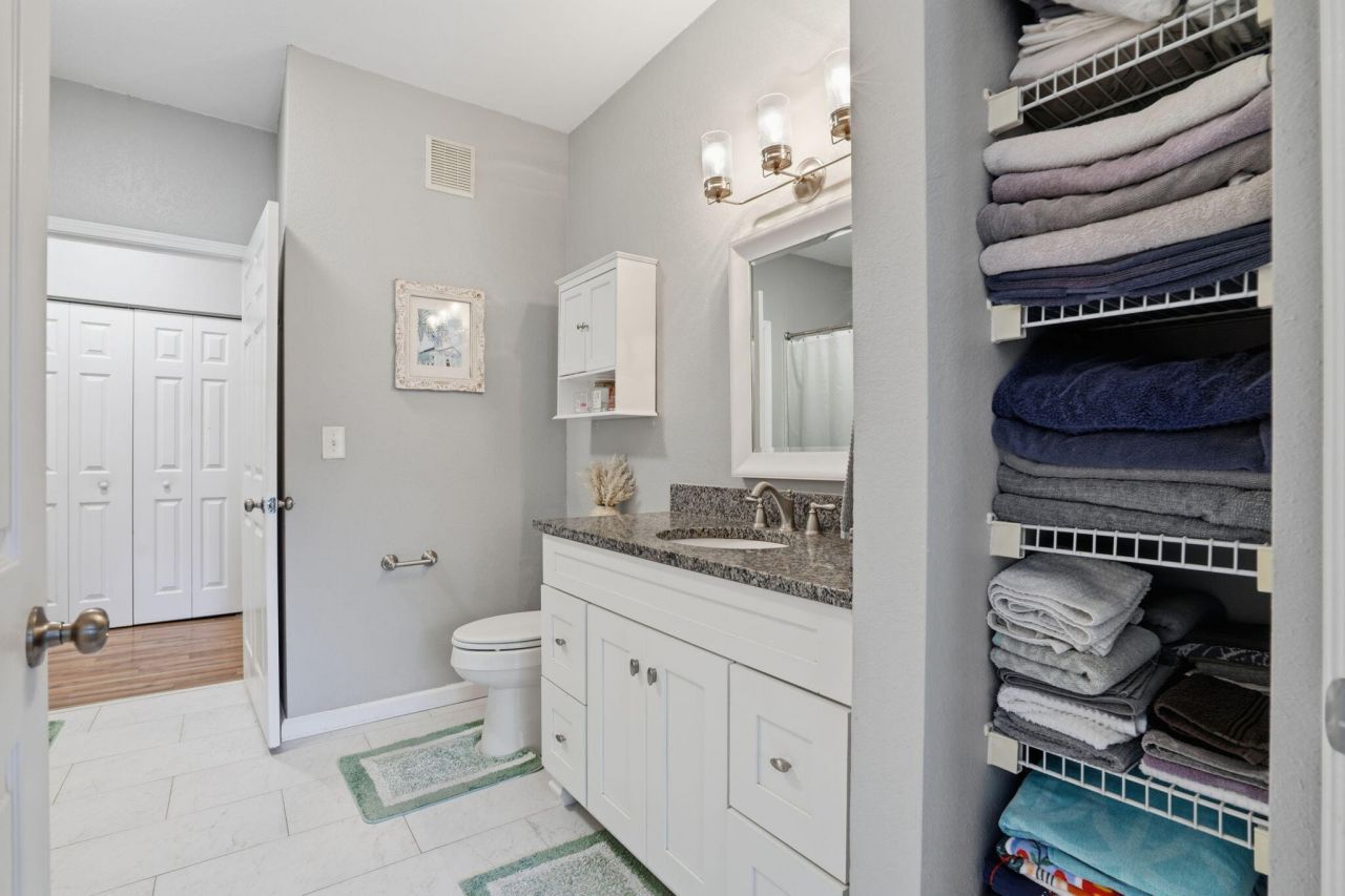 60 Fenwick Hall Allee Photo 18