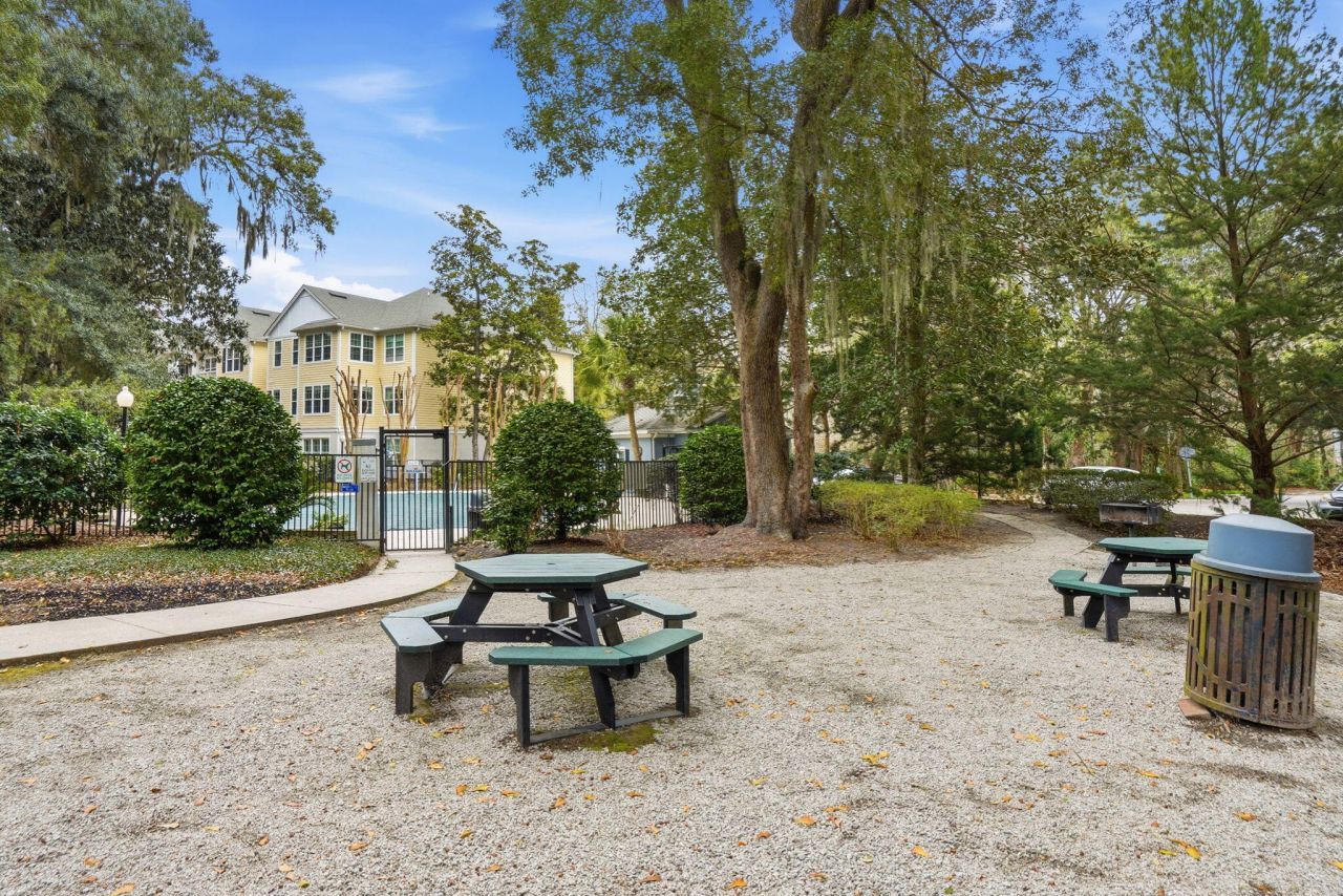 60 Fenwick Hall Allee Photo 22