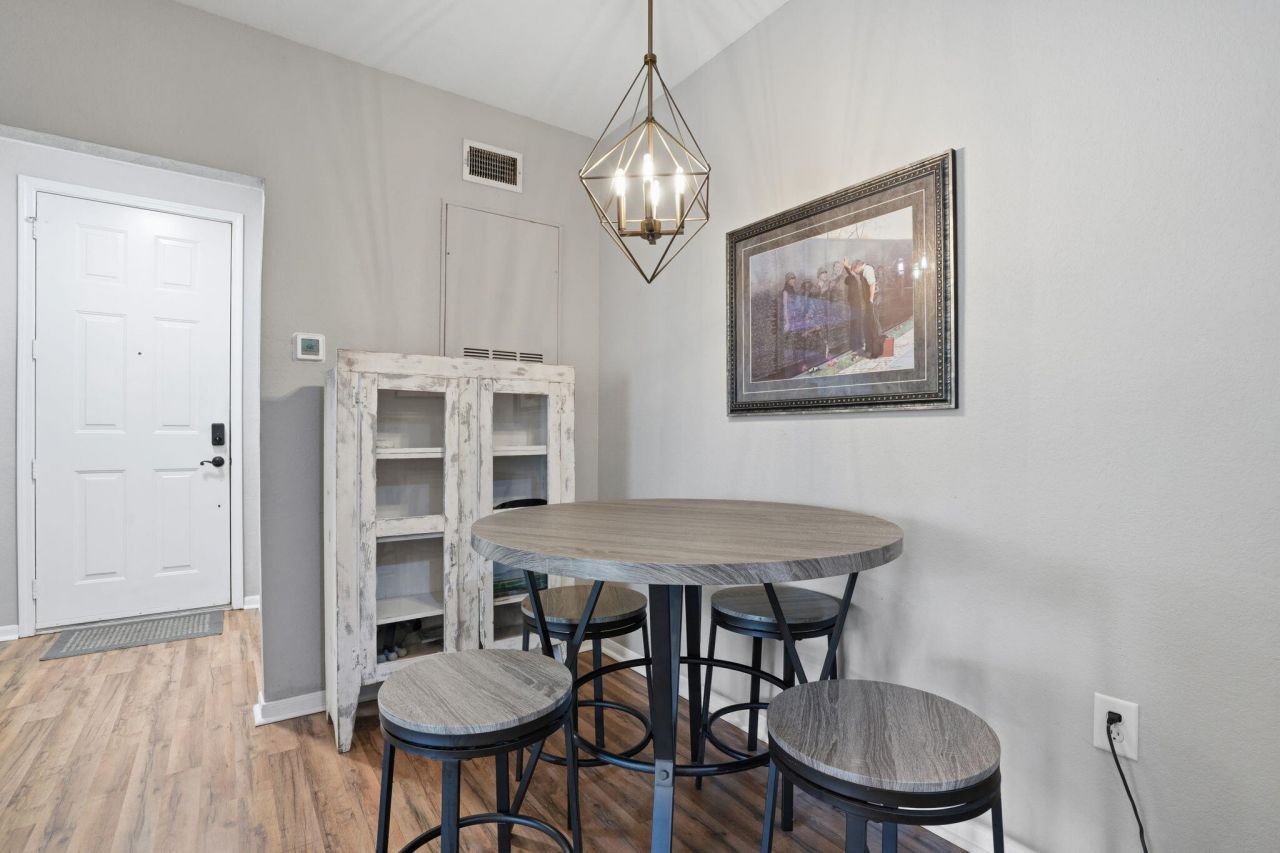 60 Fenwick Hall Allee Photo 4