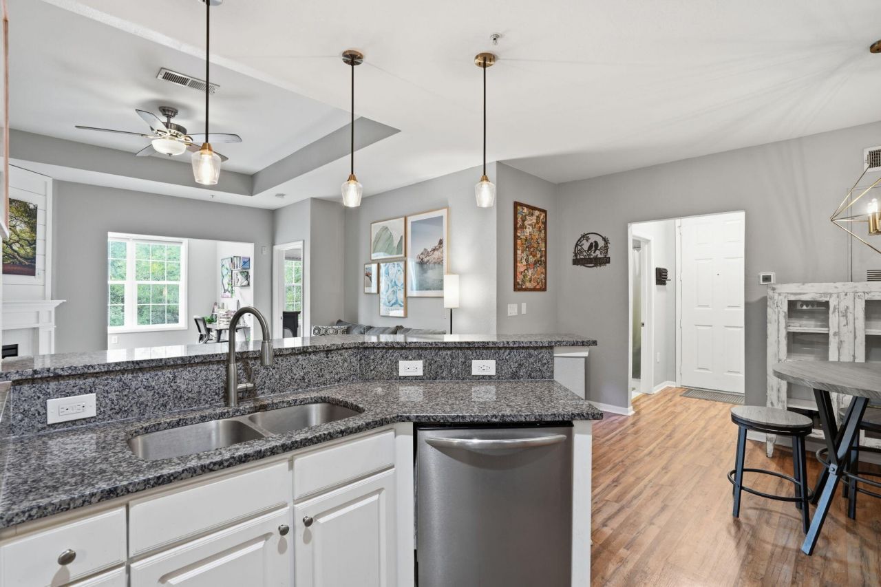 60 Fenwick Hall Allee Photo 7