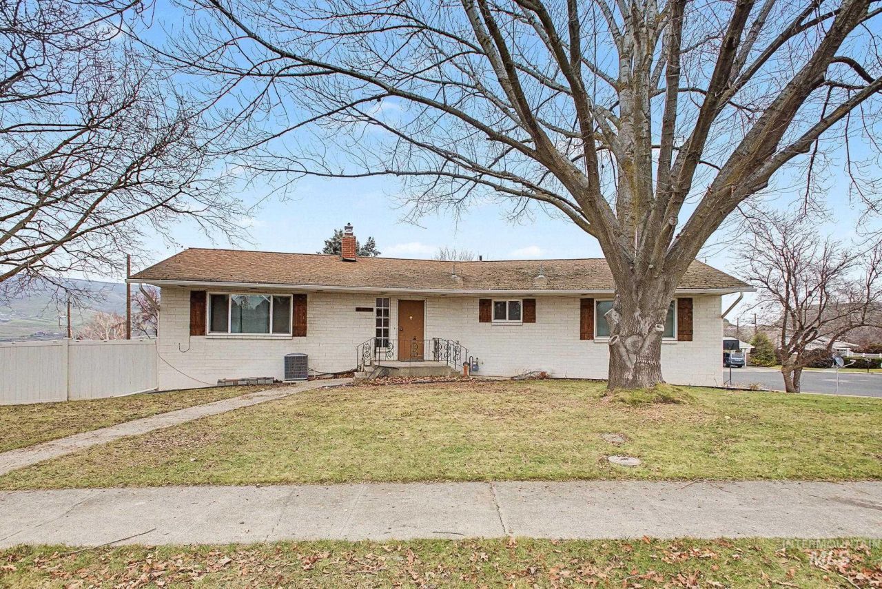 2715 Sunset Drive, Lewiston, ID 83501 Main Photo