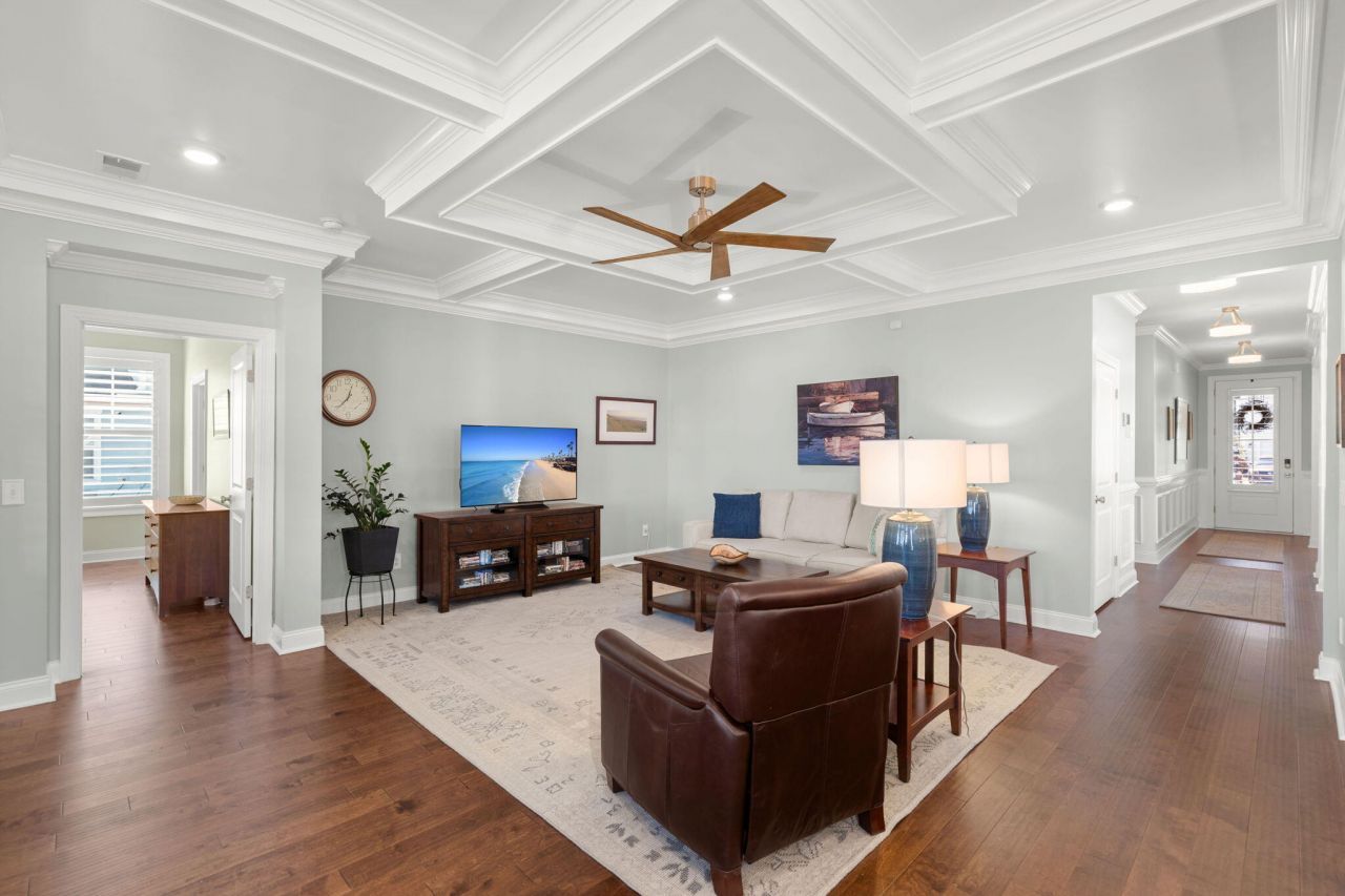 649 Chigwell Springs Lane Photo 12