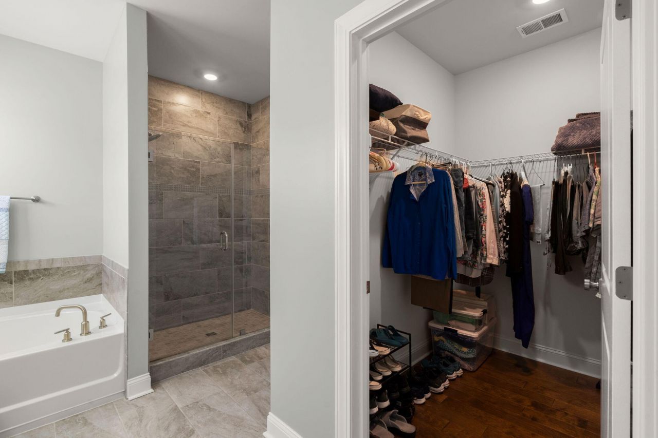 649 Chigwell Springs Lane Photo 32