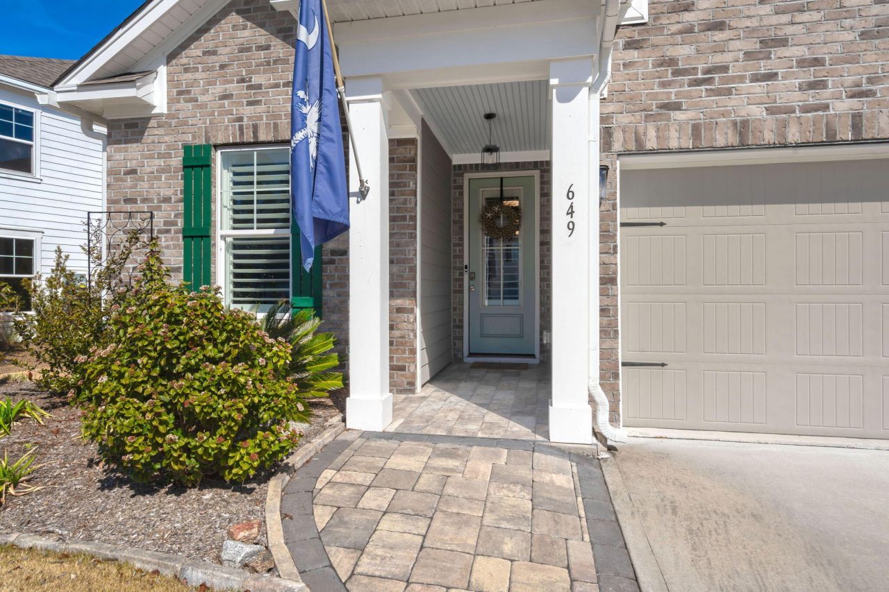 649 Chigwell Springs Lane Photo 7