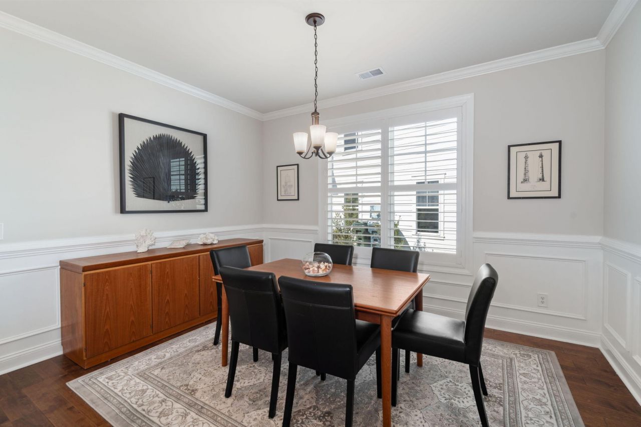 649 Chigwell Springs Lane Photo 9