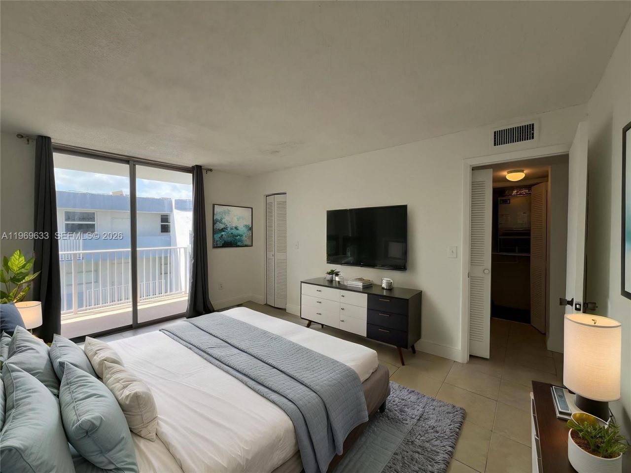 1801 S Treasure Dr, Unit 504, North Bay Village, FL 33141 Photo