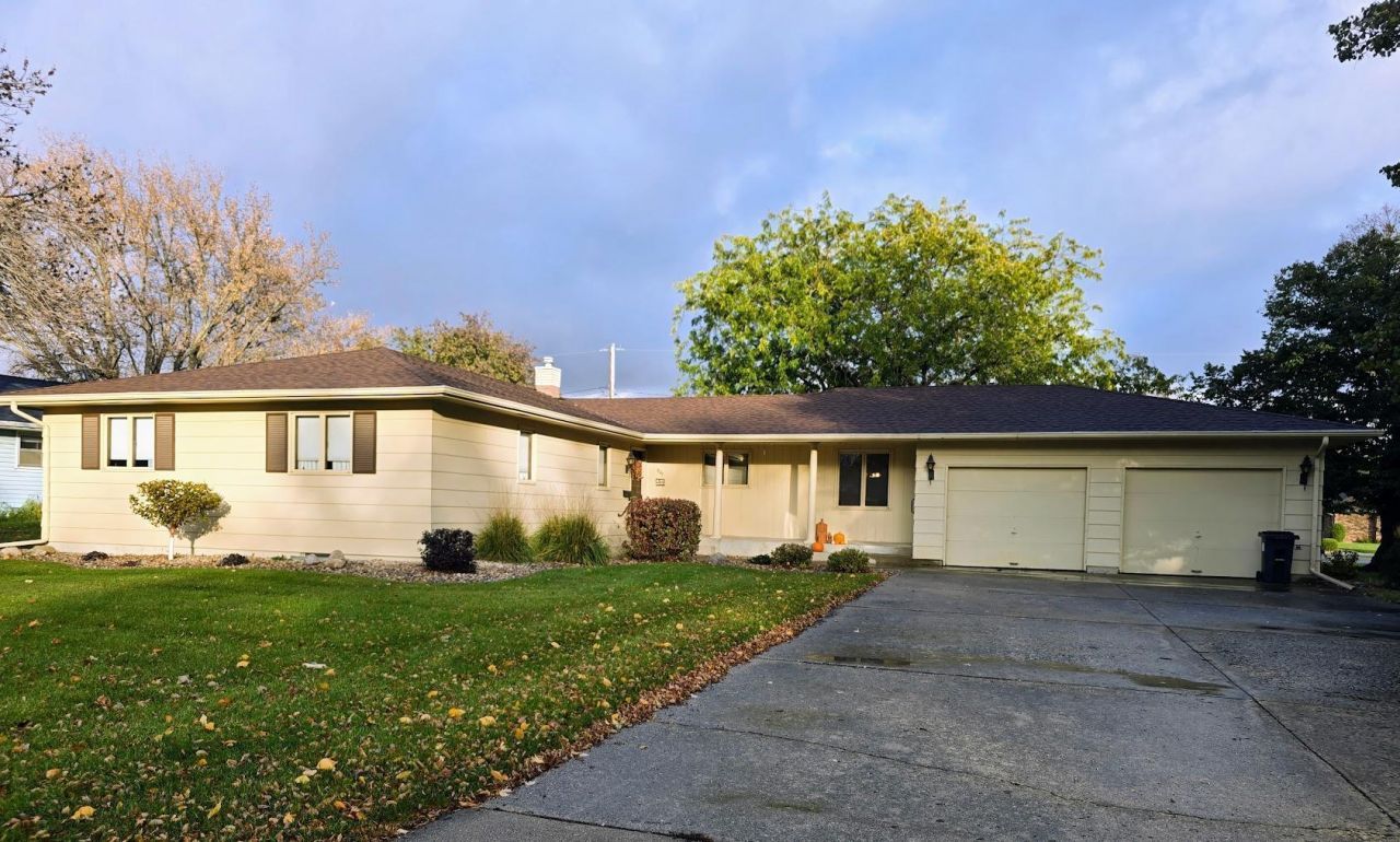 807 7th Avenue Se, Pipestone, MN 56164 Main Photo