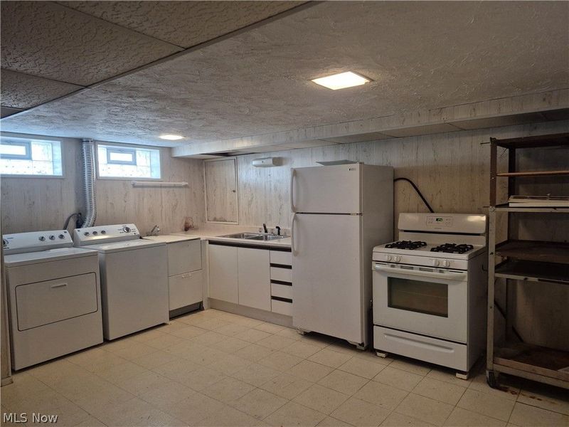 11607 Stormes Drive, Parma, OH 44130 Photo 32