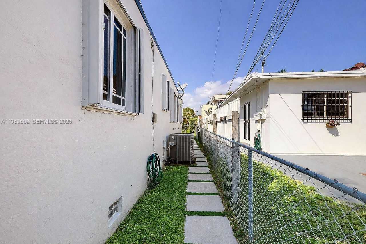 1611 SW 21st St, Miami, FL 33145 Photo