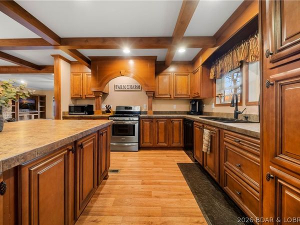 580 Burch Valley Road , Linn Creek, MO 65052