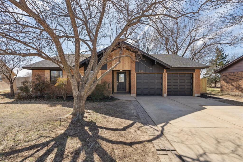 208 SW 32nd Street, Moore, OK 73160 Main Photo
