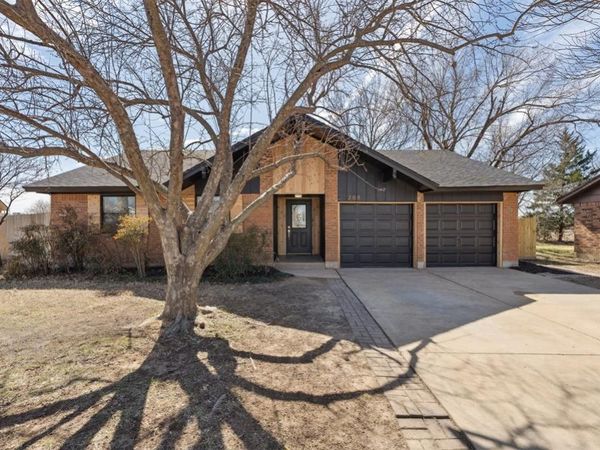 208 SW 32nd Street, Moore, OK 73160