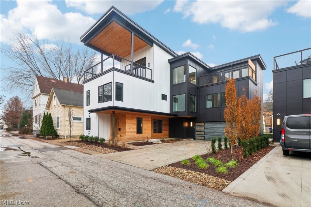 2302 W 6th Street, Cleveland, OH 44113