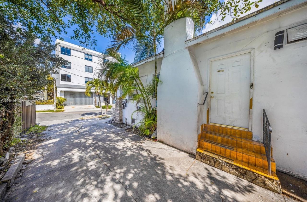 1342 NW 1st St, Miami, FL 33125 Photo