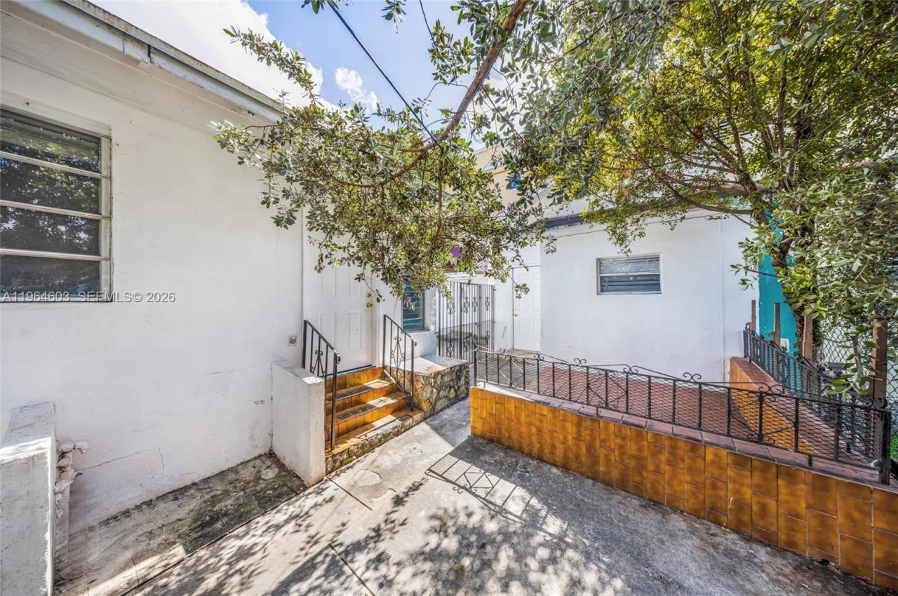 1342 NW 1st St, Miami, FL 33125 Photo