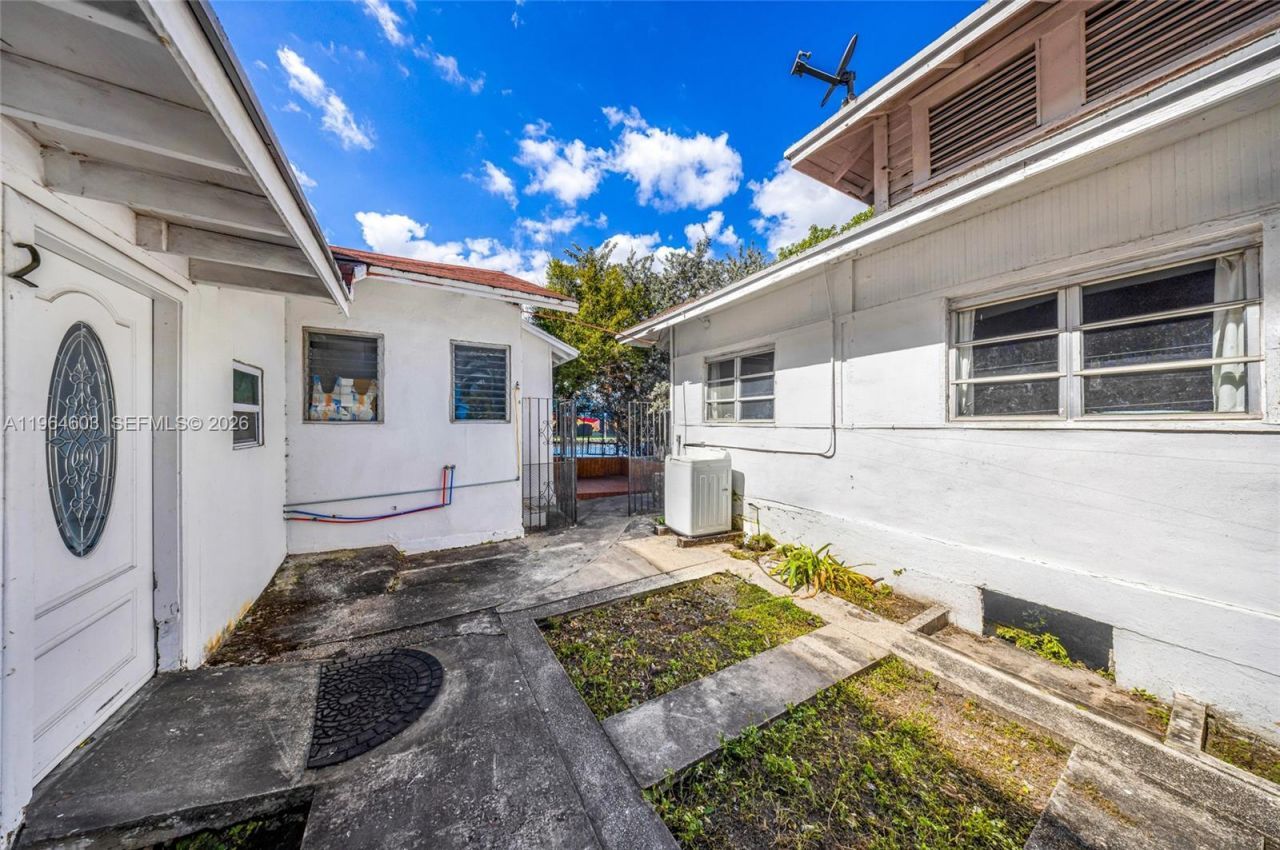 1342 NW 1st St, Miami, FL 33125 Photo