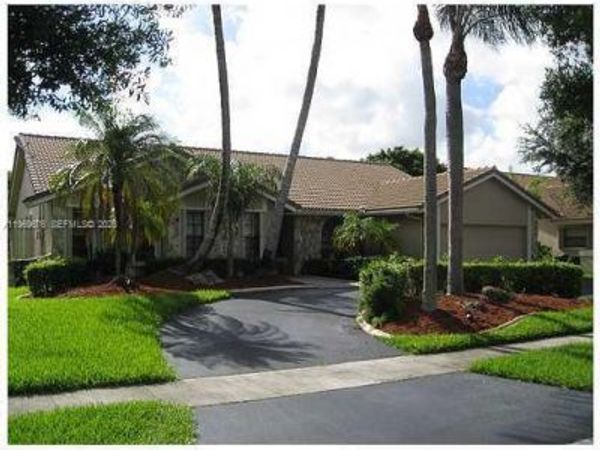 1080 NW 100th Way, Plantation, FL 33322