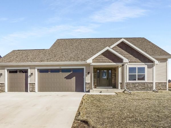 1364 Periwinkle PASS, Oconomowoc, WI 53066
