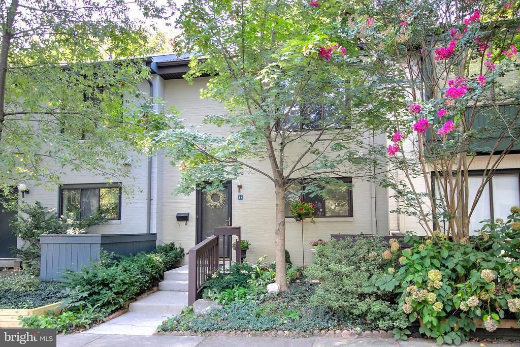 2046 Golf Course Drive, Reston, VA 20191 Main Photo