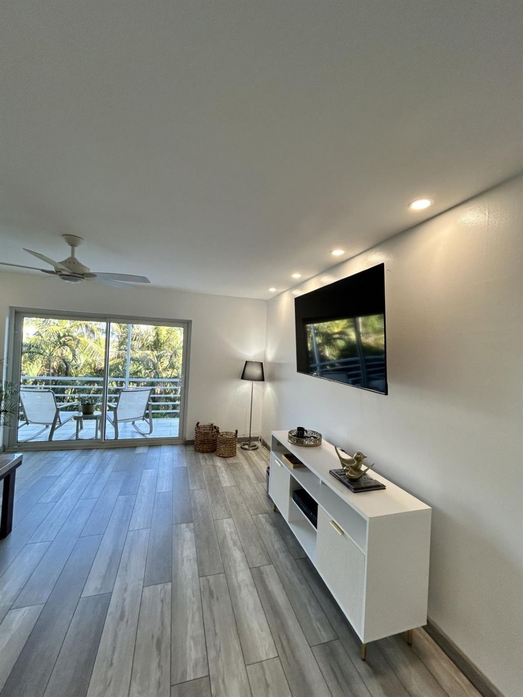 1445 Atlantic Shores Boulevard, Unit 406, Hallandale Beach, FL 33009 Photo