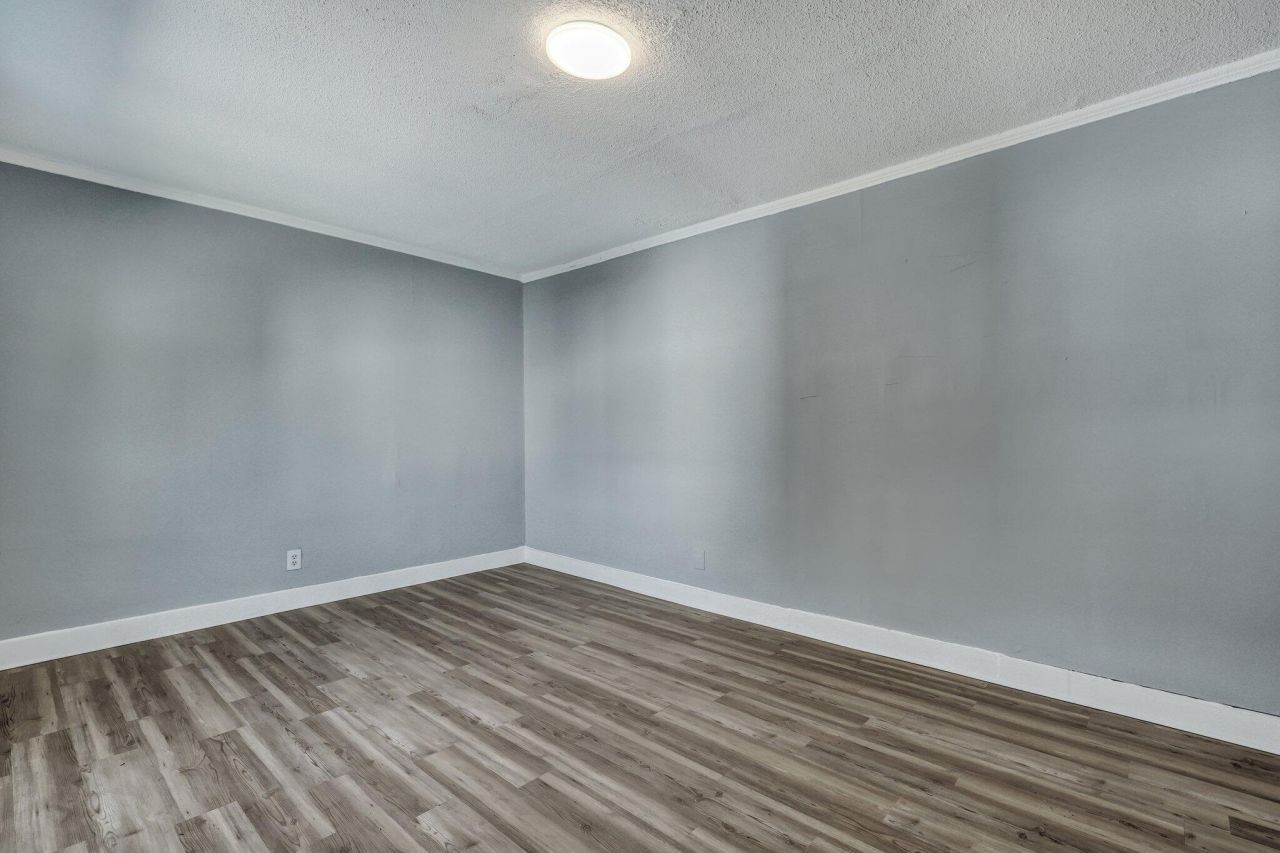 2125 Cosgrove Avenue Photo 20