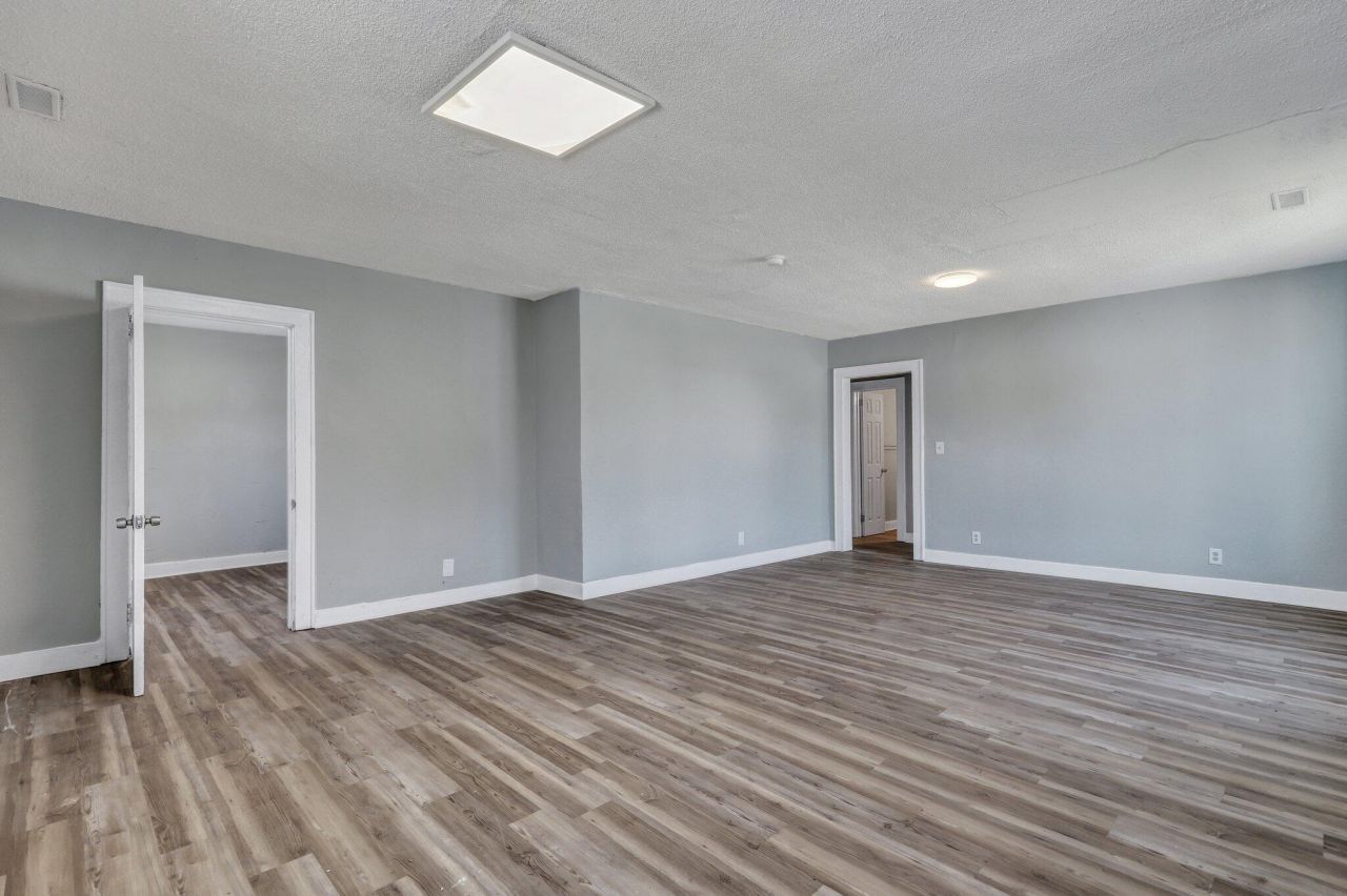 2125 Cosgrove Avenue Photo 6