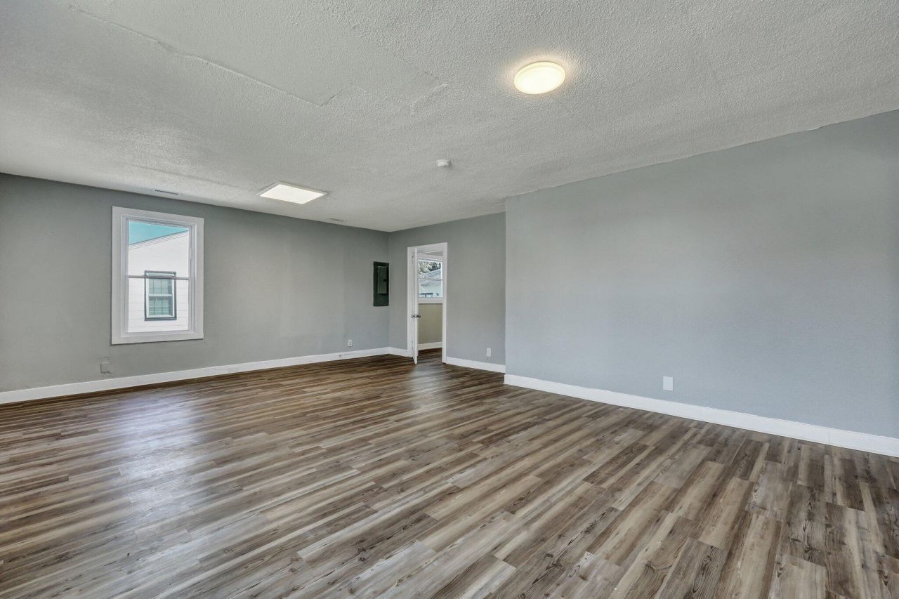 2125 Cosgrove Avenue Photo 7