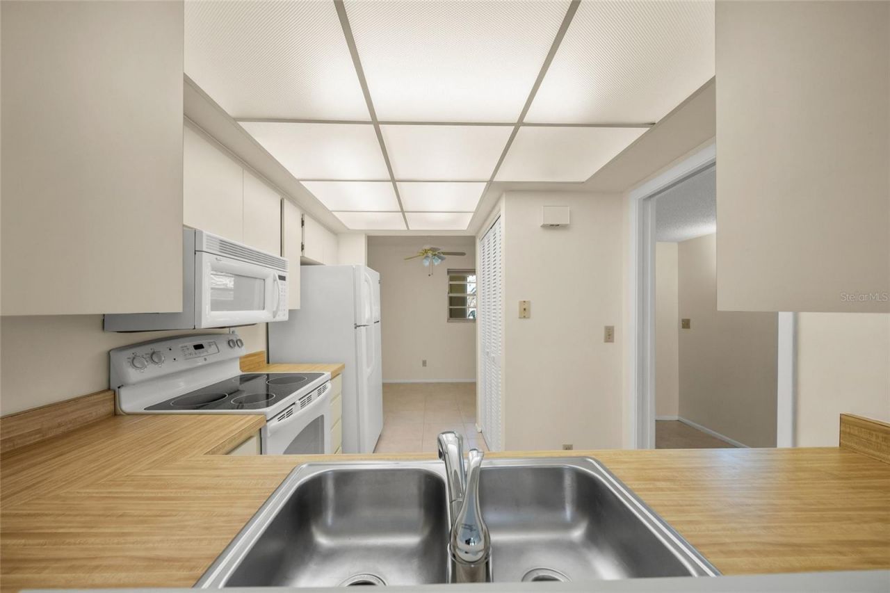 7860 Palm Aire Lane, Unit 105, Sarasota, FL 34243 Photo