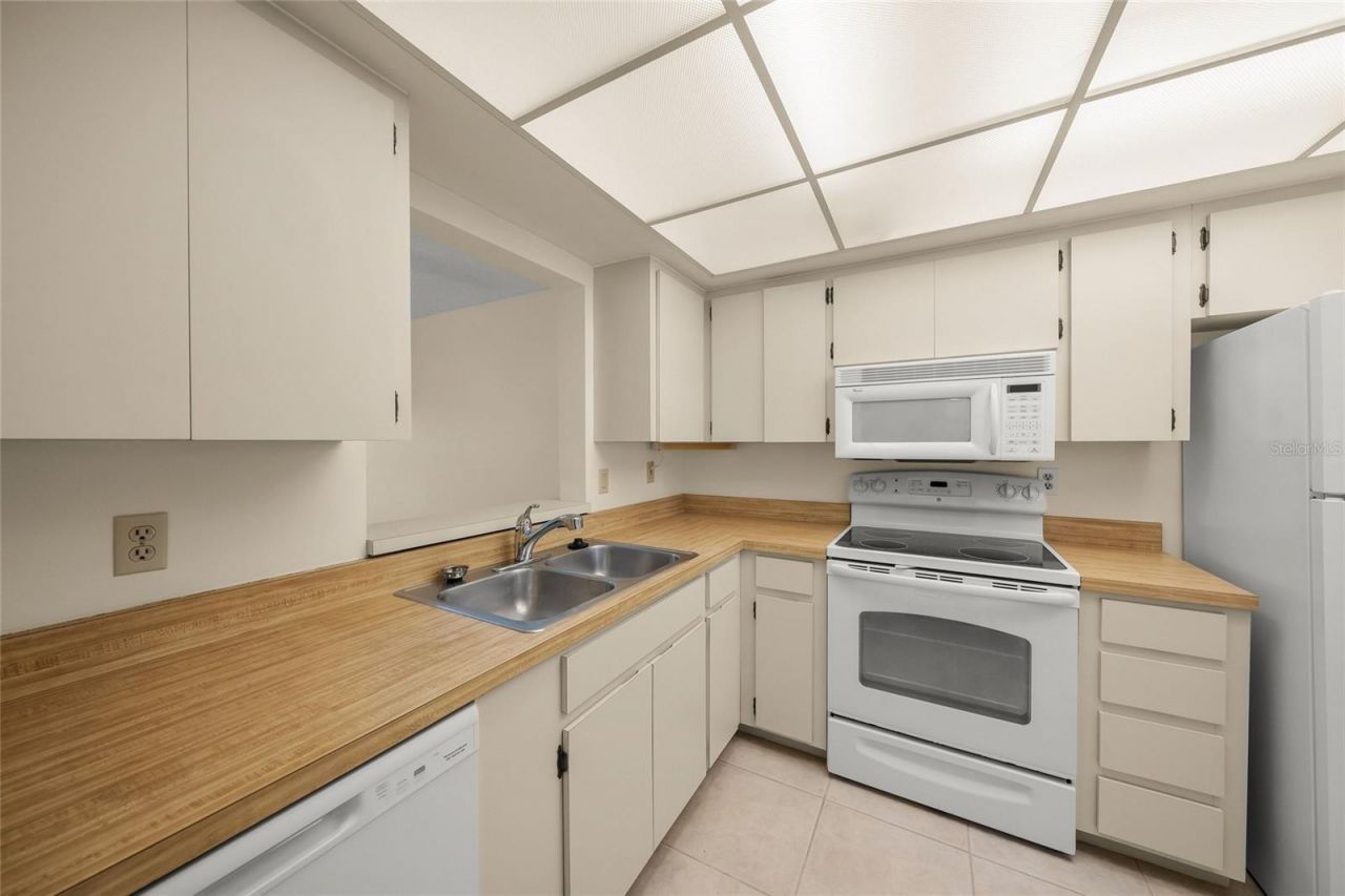 7860 Palm Aire Lane, Unit 105, Sarasota, FL 34243 Photo