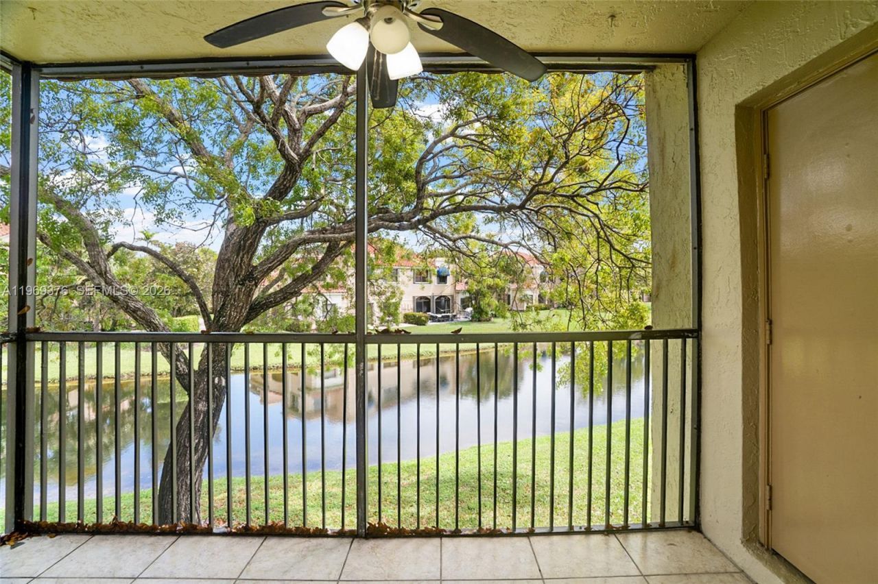 432 Lakeview Dr, Unit 201, Weston, FL 33326 Photo