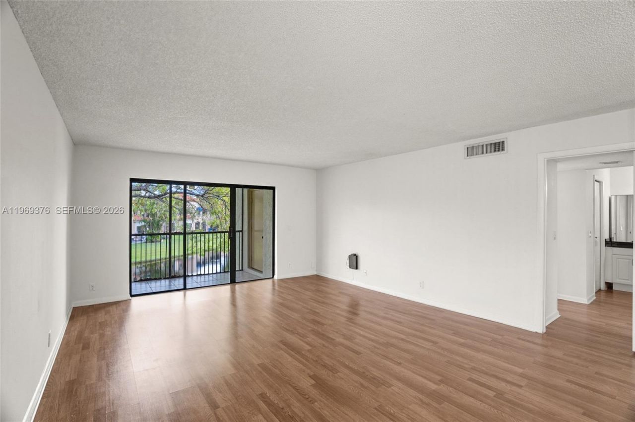 432 Lakeview Dr, Unit 201, Weston, FL 33326 Photo