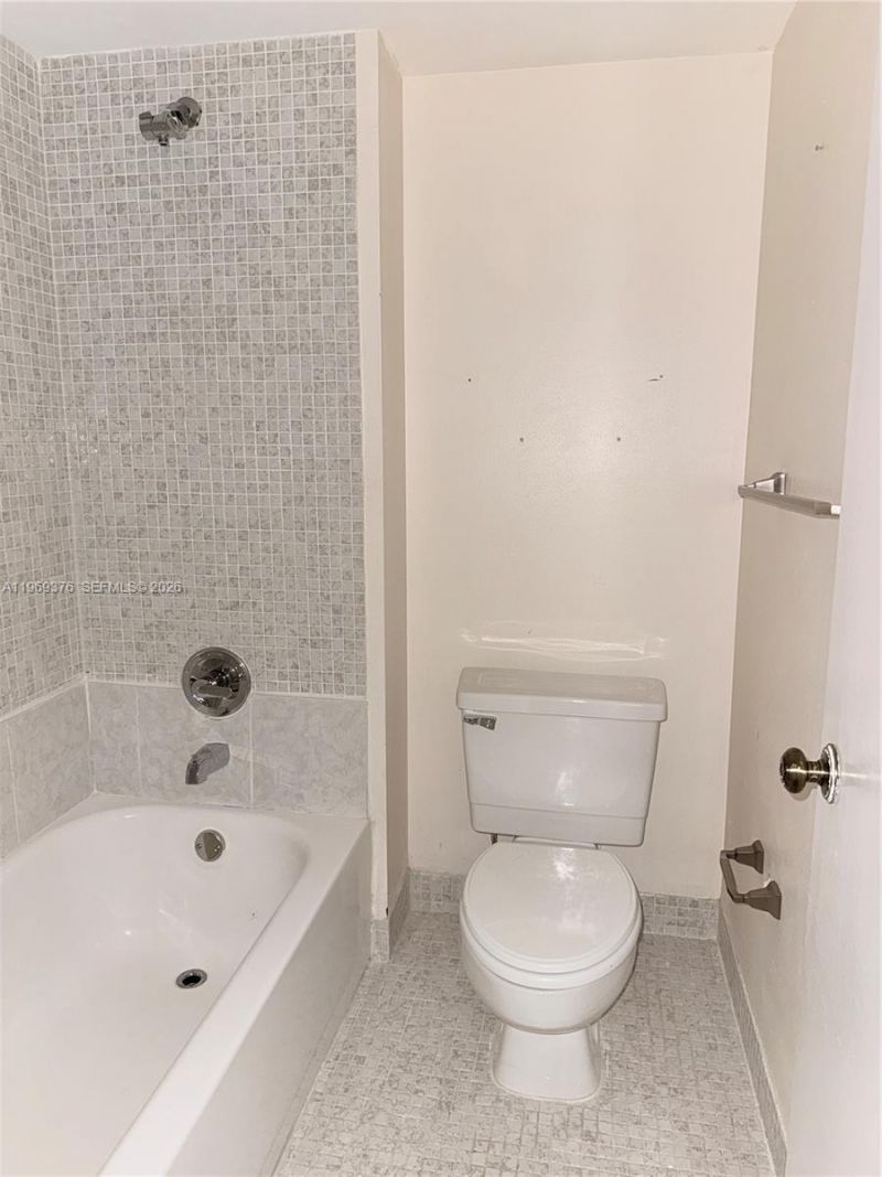 432 Lakeview Dr, Unit 201, Weston, FL 33326 Photo