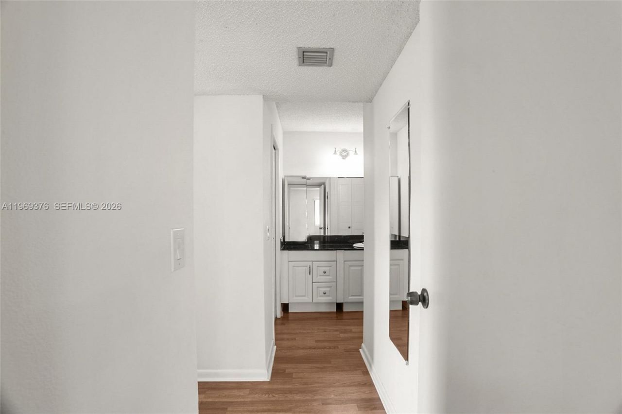 432 Lakeview Dr, Unit 201, Weston, FL 33326 Photo