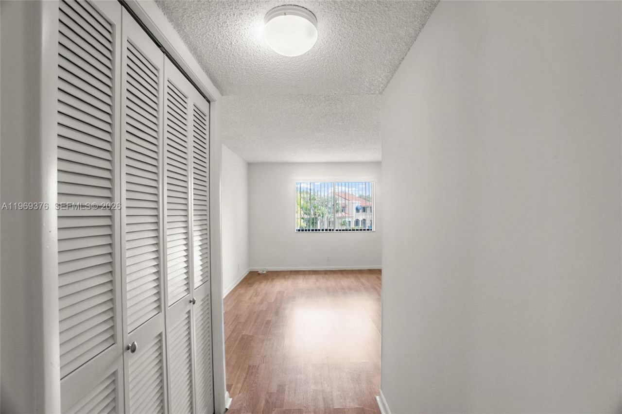 432 Lakeview Dr, Unit 201, Weston, FL 33326 Photo