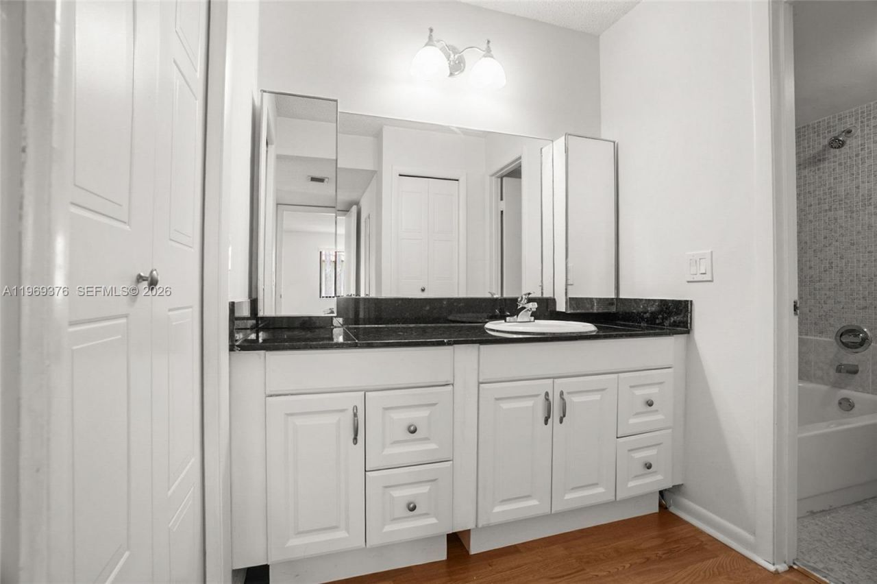 432 Lakeview Dr, Unit 201, Weston, FL 33326 Photo