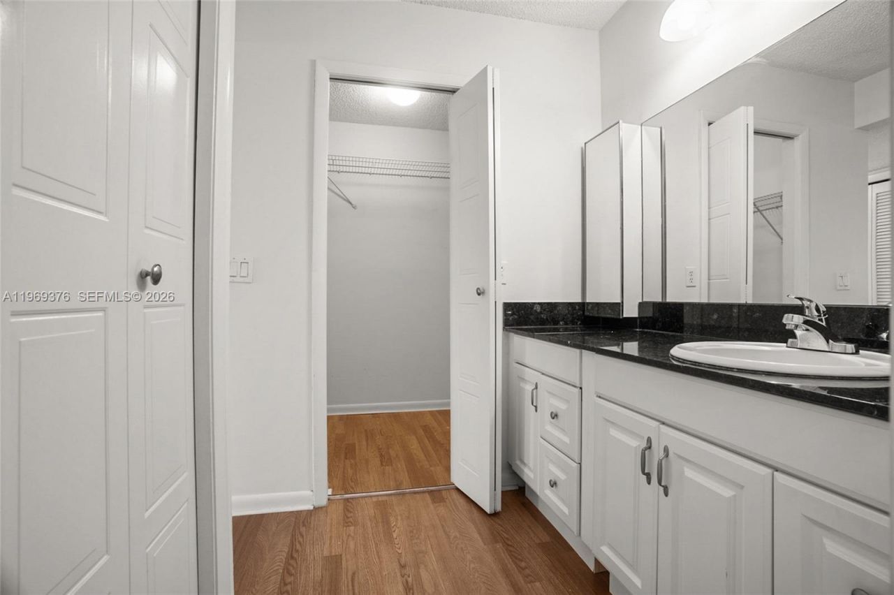 432 Lakeview Dr, Unit 201, Weston, FL 33326 Photo