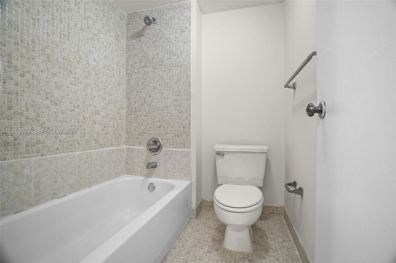 432 Lakeview Dr, Unit 201, Weston, FL 33326 Photo